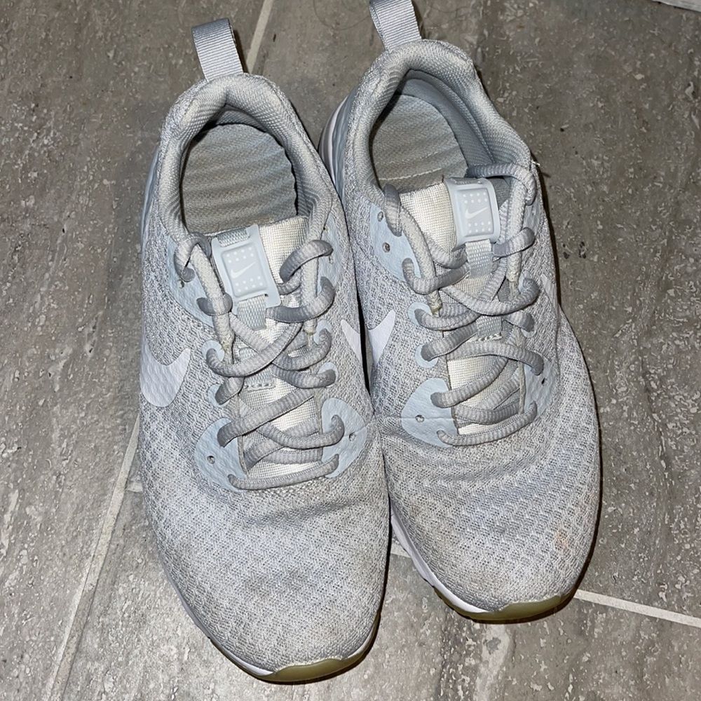 woman’s nike shoes - Picture 4 of 5
